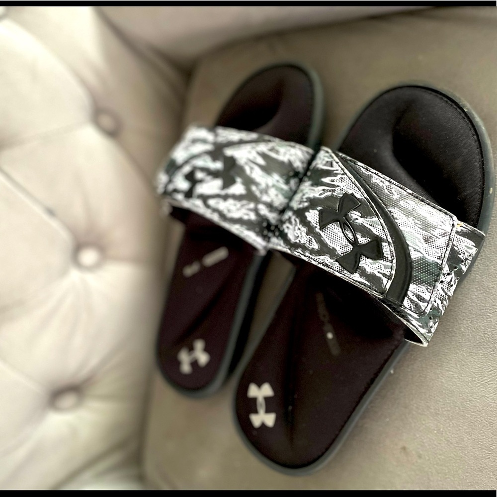 Boys under Armour slides